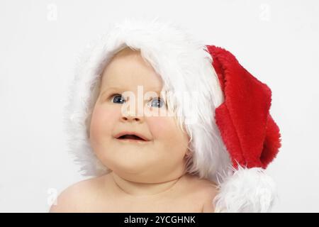 Weihnachtsmann-Baby schaut nach oben Stockfoto