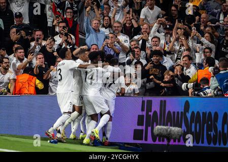 Madrid, Spanien, Spanien. Oktober 2024. Vinicius Junior (Jr) von Real Madrid feiert sein Tor mit seinen Teamkollegen beim Spiel der UEFA Champions League, League Phase MD3 zwischen Real Madrid CF und Borussia Dortmund am 22. Oktober 2024 im Santiago Bernabeu Stadion in Madrid. (Kreditbild: © Matthieu Mirville/ZUMA Press Wire) NUR REDAKTIONELLE VERWENDUNG! Nicht für kommerzielle ZWECKE! Stockfoto