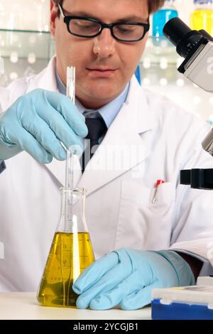 Wissenschaftlerin mischenden Flüssigkeiten Chemikalien Stockfoto