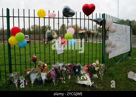 Datchet, Berkshire, Großbritannien. Oktober 2024. Nach dem tragischen Tod des Teenagers Aidan Tottman wurden vor Liquid Leisure in Datchet, Berkshire, Blumen-Tribut und Botschaften verfasst. Am Samstag, den 19. Oktober 2024, um 16:07 Uhr, wurde ein Bericht über einen Straßenverkehrskollision vor dem Liquid Leisure Centre an der Horton Road bei der Thames Valley Police eingereicht. Leider starb einer der Jungen am Sonntag, den 20. Oktober 2024 im Krankenhaus.Credit: n.c/Alamy Live News Stockfoto