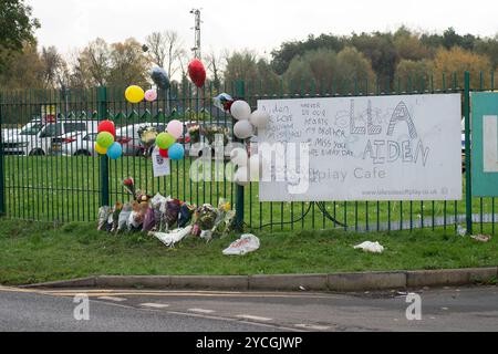 Datchet, Berkshire, Großbritannien. Oktober 2024. Nach dem tragischen Tod des Teenagers Aidan Tottman wurden vor Liquid Leisure in Datchet, Berkshire, Blumen-Tribut und Botschaften verfasst. Am Samstag, den 19. Oktober 2024, um 16:07 Uhr, wurde ein Bericht über einen Straßenverkehrskollision vor dem Liquid Leisure Centre an der Horton Road bei der Thames Valley Police eingereicht. Leider starb einer der Jungen am Sonntag, den 20. Oktober 2024 im Krankenhaus.Credit: n.c/Alamy Live News Stockfoto