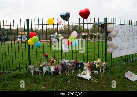 Datchet, Berkshire, Großbritannien. Oktober 2024. Nach dem tragischen Tod des Teenagers Aidan Tottman wurden vor Liquid Leisure in Datchet, Berkshire, Blumen-Tribut und Botschaften verfasst. Am Samstag, den 19. Oktober 2024, um 16:07 Uhr, wurde ein Bericht über einen Straßenverkehrskollision vor dem Liquid Leisure Centre an der Horton Road bei der Thames Valley Police eingereicht. Leider starb einer der Jungen am Sonntag, den 20. Oktober 2024 im Krankenhaus.Credit: n.c/Alamy Live News Stockfoto