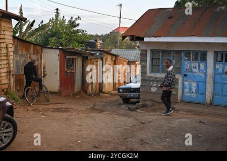 SLUM VON NAIROBI, KENIA - 18. NOVEMBER 2022: Slum bei Nairobi - Menschen auf der Straße. Das größte städtische Slum Afrikas. Kenia Stockfoto