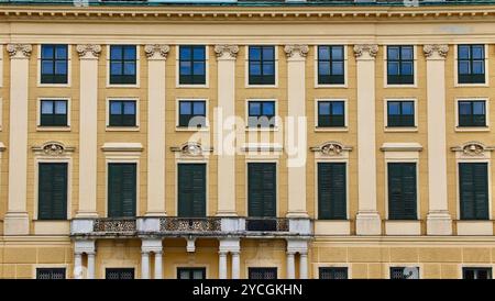 Wien, Österreich - 6. Oktober 2024: Fassade des Schlosses Schönbrunn, ehemaliger Reichssitz der Habsburger und barockes Wahrzeichen in der österreichischen Geschichte Stockfoto