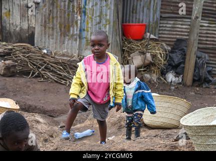 SLUM VON NAIROBI, KENIA - 18. NOVEMBER 2022: Afrikanische Kinder leben in einem Slum von Nairobi. Das größte städtische Slum Afrikas. Kenia Stockfoto