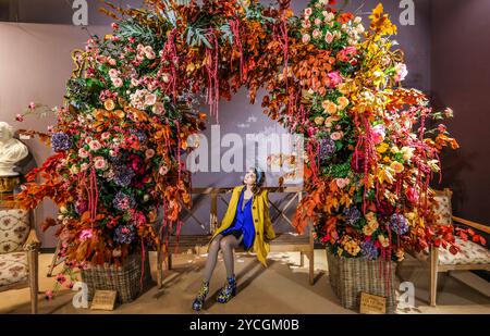 association of Art & Antiques Dealers, Berkeley Square Fair, London 23. Oktober 2024 LAPADA Fair, gültig bis 27. Oktober, Berkeley Square Fair. Quelle: Paul Quezada-Neiman/Alamy Live News Stockfoto