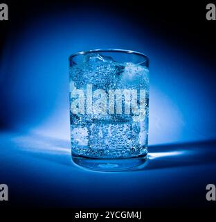 Glas Wasser mit Eis Stockfoto
