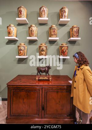 Association of Art & Antiques Dealers, Berkeley Square Fair, London 23 Oct 2024 Butchoff Antiques auf der LAPADA Fair, die bis 27. Oktober in Berkeley Squsre läuft. Quelle: Paul Quezada-Neiman/Alamy Live News Stockfoto