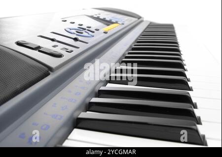 Tasten eines Synthesizers in weißem hellem Licht. Stockfoto