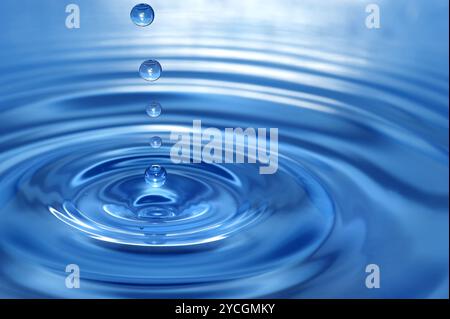 Der runden transparenten Tropfen Wasser, fällt nach unten. Stockfoto