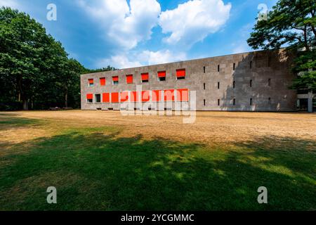 Droogte op Campus Tilburg Universität der Campus der Universität Tilburg leidet in diesem Sommer unter der schweren Zugkraft. Am Rande des Kulturwaldes de Warande gelegen, ist der westliche Teil der Stadt, sowohl der Rasen als auch die Bäume trocknen stark aus. Das ist deutlich sichtbar. Es ist nicht viel nötig, um ein waldfeuer anzuzünden. Eine Zigarette aber oder ein kleines Glas, das in der brennenden Sonne liegt. Tilburg, Niederlande. Tilburg Tilburg Universität Campus Noord-Brabant Nederland Copyright: XGuidoxKoppesxPhotox Stockfoto