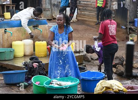 NAIROBI SLUM KIBERA, KENIA, AFRIKA - 18. NOVEMBER 2022: Frauen waschen im Kibera Slum am Stadtrand von Nairobi. Kenia, Afrika Stockfoto