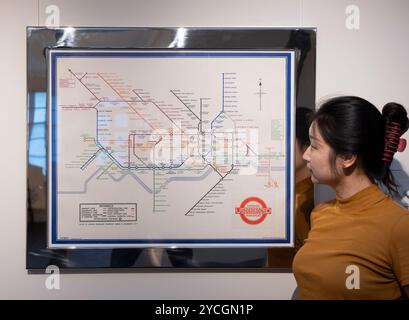 London, Großbritannien. Oktober 2024. Das Map House präsentiert die neue Ausstellung Mapping the Tube: 1863-2023, die die Entwicklung des Londoner U-Bahn-Systems und der berühmten London Underground-Karte über 160 Jahre untersucht. Es bietet eine seltene Gelegenheit, handgezeichnete und kommentierte Manuskripte von Harry Beck zum 50. Todestag zu sehen und zu kaufen. Becks Taschenkarte 1933 beeinflusste das Design von Verkehrskarten weltweit. Die Ausstellung findet vom 25. Oktober bis 30. November 2024 statt. Bild: Becks First Edition Doppelkronen-Tube Map, Harry Beck, August 1933. Quelle: Malcolm Park/Alamy Live News Stockfoto