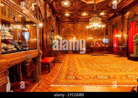 Innenraum Des Königlichen Niederländischen Palastes. Zum dritten Mal in Folge in der niederländischen Geschichte wird der Königspalast Noordeinde der Öffentlichkeit zugänglich gemacht. Der Palast selbst und die Königlichen Ställe sind zugänglich. Mehrere Kammern und repräsentative Räume und Flure sind geöffnet und mit Möbeln und Präsentationen ausgestattet. Die gesamte Tour zeigt, wie König und Königin der Niederlande ihre Arbeit verrichten. Dieser indonesische Saal war ein Geschenk der Niederländer an Königin Wilhelmina und Prinz Hendrik, die gerade ihre Hochzeit feiern wollten. Den Haag, Niederlande. Den Haag, s-Gravenhage Paleis Noordeinde Zuid-Holland Ned Stockfoto