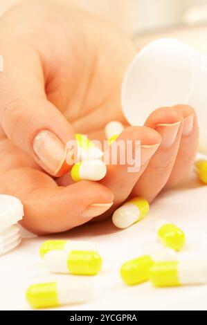 Weibliche Hand mit Tabletten. Stockfoto