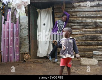 SLUM VON NAIROBI, KENIA - 18. NOVEMBER 2022: Kinder in ihrem Haus in den Slums von Nairobi. Das größte städtische Slum Afrikas. Kenia Stockfoto