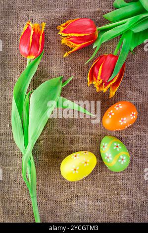 Osterdekoration mit Frühlingstulpenblüten Stockfoto