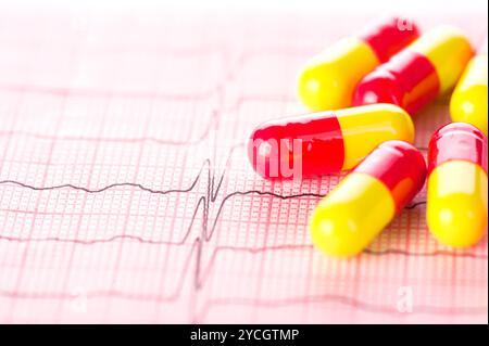 Kardiologie. Makro der ECG Graph und Cardio-Pillen Stockfoto