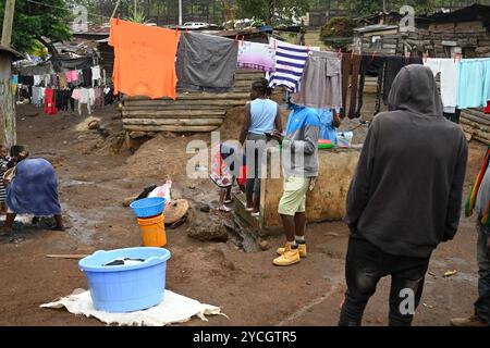 NAIROBI SLUM KIBERA, KENIA, AFRIKA - 18. NOVEMBER 2022: Frauen waschen und hängen Wäsche in den Slums von Nairobi auf. Stockfoto