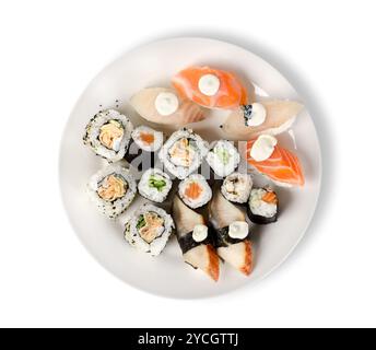 Sushi und Rollen in einer Platte isoliert Stockfoto