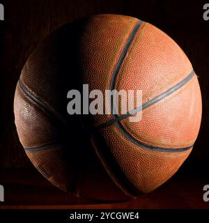 Basketballball im Dunkeln Stockfoto