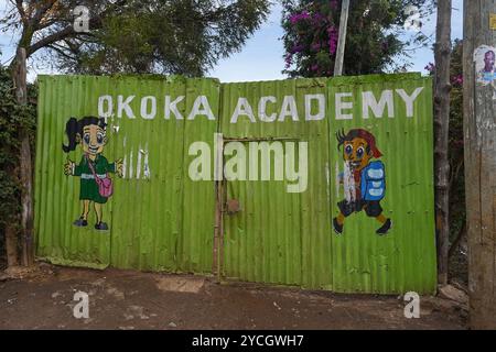 SLUM OF NAIROBI, KENIA - 18. NOVEMBER 2022: Eine Kinderschule in den Slums von Nairobi. Das größte städtische Slum Afrikas. Kenia Stockfoto