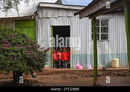 SLUM OF NAIROBI, KENIA - 18. NOVEMBER 2022: Gruppe afrikanischer Kinder an einer Grundschule in einem Slum von Nairobi. Die größten städtischen Slums Afrikas. K Stockfoto