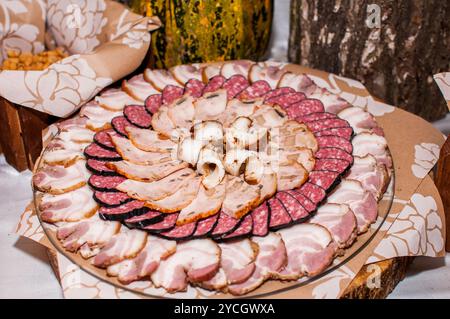 Eine Gourmet-Charcuterie-Platte, die kunstvoll mit feinem Wurstwaren und dekorativen Details arrangiert wurde. Stockfoto