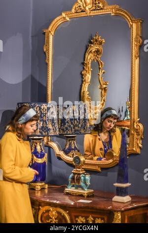 Association of Art & Antiques Dealers, Berkeley Square Fair, London 23 Oct 2024 Butchoff Antiques auf der LAPADA Fair, die bis 27. Oktober läuft, Berkeley Squsre. Paul Quezada-Neiman/Alamy Live News Stockfoto