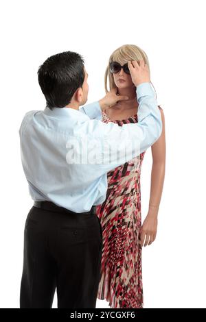 Verkäufer eine Schaufensterpuppe ankleiden Stockfoto