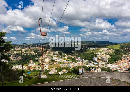 Serra Negra, Sao Paulo, Brasilien. März 2022. Seilbahn Serra Negra mit Panoramablick auf die Region. Stockfoto