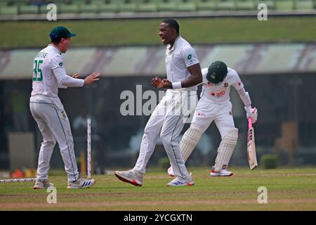 Kagiso Rabada feiert nach Get Mushfiqur Rahim Wicket, als er seine 300 Wickets in Test Cricket in Bangladesch und Südafrika lobt Stockfoto