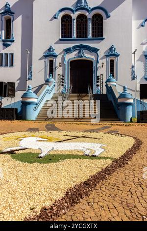 Marilia, Sao Paulo, Brasilien, 16. Juni 2022. Sägematten zum Gedenken an Fronleichnam, mit der Kathedrale von Sao Bento im Hintergrund, in der Stadt Maril Stockfoto