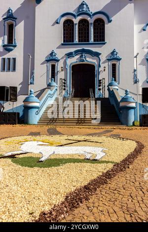 Marilia, Sao Paulo, Brasilien, 16. Juni 2022. Sägematten zum Gedenken an Fronleichnam, mit der Kathedrale von Sao Bento im Hintergrund, in der Stadt Maril Stockfoto