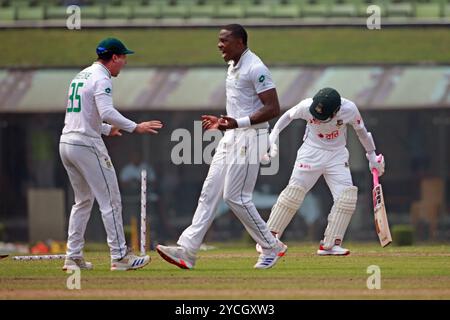 Kagiso Rabada feiert nach Get Mushfiqur Rahim Wicket, als er seine 300 Wickets in Test Cricket in Bangladesch und Südafrika lobt Stockfoto