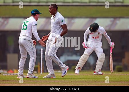 Kagiso Rabada feiert nach Get Mushfiqur Rahim Wicket, als er seine 300 Wickets in Test Cricket in Bangladesch und Südafrika lobt Stockfoto