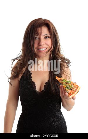 Eine Frau, die ein Stück Pizza hält und lächelt. Stockfoto