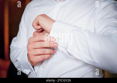 Elegant verstellbare Manschettenknöpfe in einem knusprigen weißen Hemd. Stockfoto