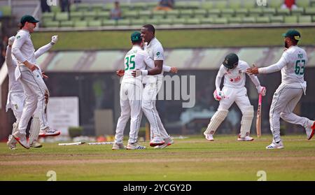 Kagiso Rabada feiert nach Get Mushfiqur Rahim Wicket, als er seine 300 Wickets in Test Cricket in Bangladesch und Südafrika lobt Stockfoto