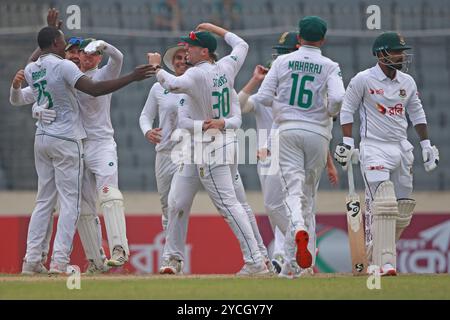 Kagiso Rabada feiert nach Get Mushfiqur Rahim Wicket, als er seine 300 Wickets in Test Cricket in Bangladesch und Südafrika lobt Stockfoto