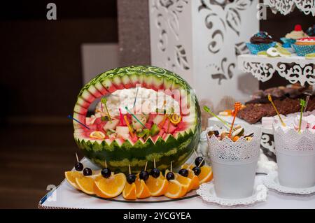 Erfrischendes Obst in einer dekorativen Wassermelonschale. Stockfoto