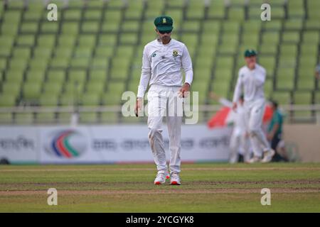 Keshav Maharaj Celebratyes (L) Bowl während des ersten Testtages in Bangladesch und Südafrika im Sher-e-Bangla National Cricket Stadium in Mirpur, Dhaka Stockfoto