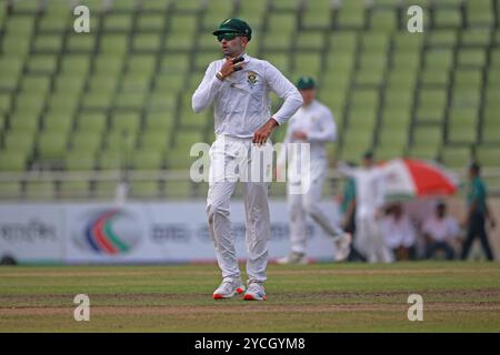 Keshav Maharaj Celebratyes (L) Bowl während des ersten Testtages in Bangladesch und Südafrika im Sher-e-Bangla National Cricket Stadium in Mirpur, Dhaka Stockfoto