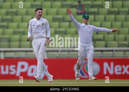 Keshav Maharaj Celebratyes (L) Bowl während des ersten Testtages in Bangladesch und Südafrika im Sher-e-Bangla National Cricket Stadium in Mirpur, Dhaka Stockfoto