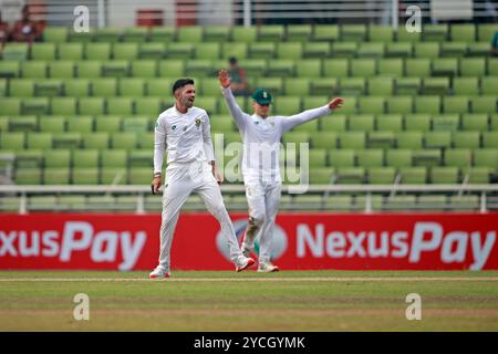 Keshav Maharaj Celebratyes (L) Bowl während des ersten Testtages in Bangladesch und Südafrika im Sher-e-Bangla National Cricket Stadium in Mirpur, Dhaka Stockfoto