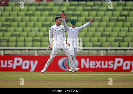 Keshav Maharaj Celebratyes (L) Bowl während des ersten Testtages in Bangladesch und Südafrika im Sher-e-Bangla National Cricket Stadium in Mirpur, Dhaka Stockfoto