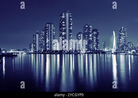 Geteiltes Bild der Skyline von Tokio im modernen Viertel Tsukishima mit malerischer Wasserspiegelung im Sumida Fluss Stockfoto