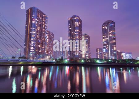 Nacht Wolkenkratzer Stadtbild in Tokio Metropole über Sumida Flusswasser Stockfoto