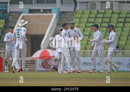 Keshav Maharaj Celebratyes (M) Bowl während des ersten Testtages in Bangladesch und Südafrika im Sher-e-Bangla National Cricket Stadium in Mirpur, Dhaka Stockfoto