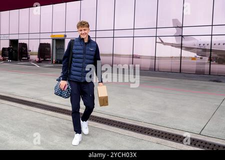 Amsterdam, Niederlande. Oktober 2024. AMSTERDAM, NIEDERLANDE - 23. OKTOBER: Sven Mijnans von AZ Alkmaar besteigt das Flugzeug vor dem Spiel der UEFA Europa League 2024/25 League Phase MD3 gegen Tottenham Hotspur in Schiphol am 23. Oktober 2024 in Amsterdam. (Foto von Ed van de Pol/Orange Pictures) Credit: Orange Pics BV/Alamy Live News Stockfoto